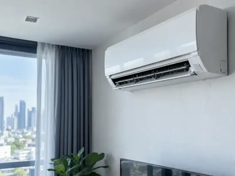 เครื่องปรับอากาศติดผนังสีขาวในคอนโดที่มีฝุ่นบริเวณช่องลม
